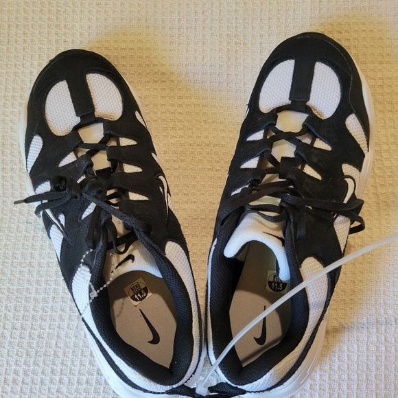 Nike Men's Black and White Athletic Shoes - Picture 8 of 8